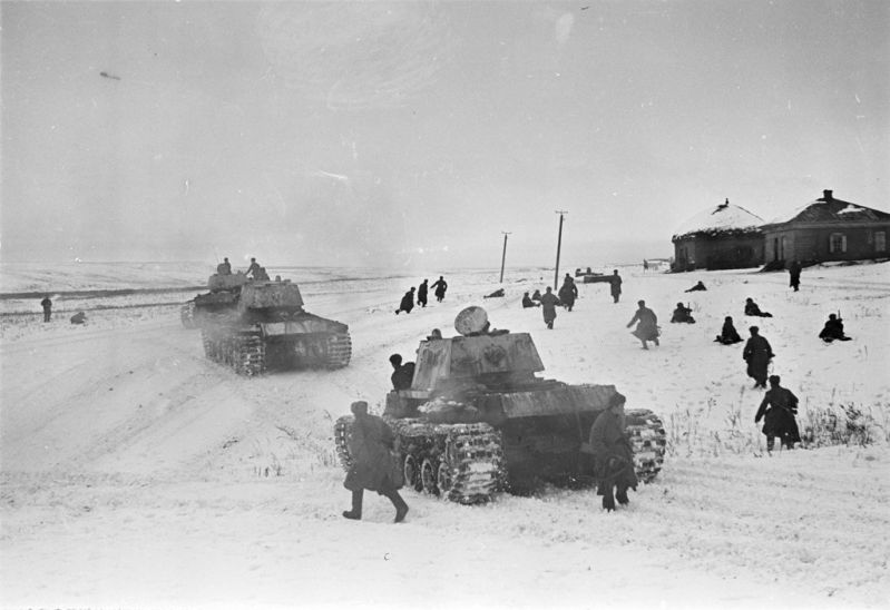 stalingradskaya_bitva_pehota_i_tank_vpered_v_ataku_yanvar_1943.jpg